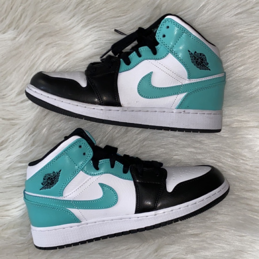 Jordan 1 mid sneakers size - 6.5Y (women’s 8)